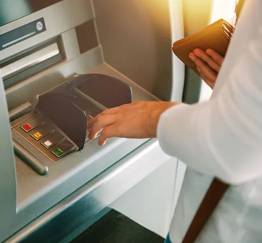 Puedes hacer las siguientes transacciones: Depósito de cheques y dinero en efectivo, paga tus tarjetas Visa y Mastercard Banco Pichincha en efectivo o cheque y realiza avances en efectivo de tu tarjeta de crédito.