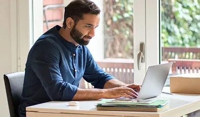 Hombre trabajando en su laptop.