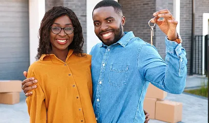 Pareja con llaves de su nueva casa en la mano.